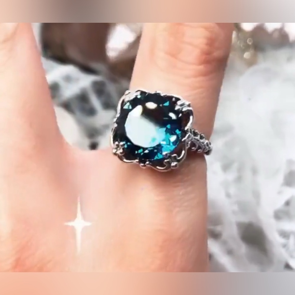 Beautiful ring - Picture 3 of 6